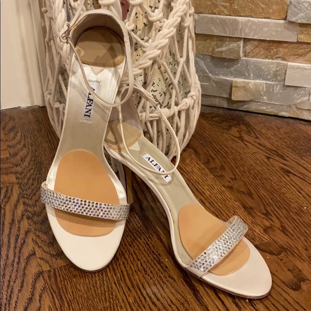 Eye catching sexy yet elegant dress high heel shoe. Like new condition